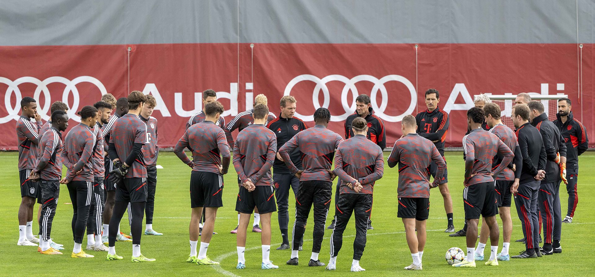 Los jugadores del Bayern se reúnen durante una sesión de entrenamiento en Múnich, Alemania, el martes 11 de octubre de 2022. El Bayern se enfrentará al Viktoria Plzen en el partido de fútbol del Grupo C de la Liga de Campeones el miércoles.