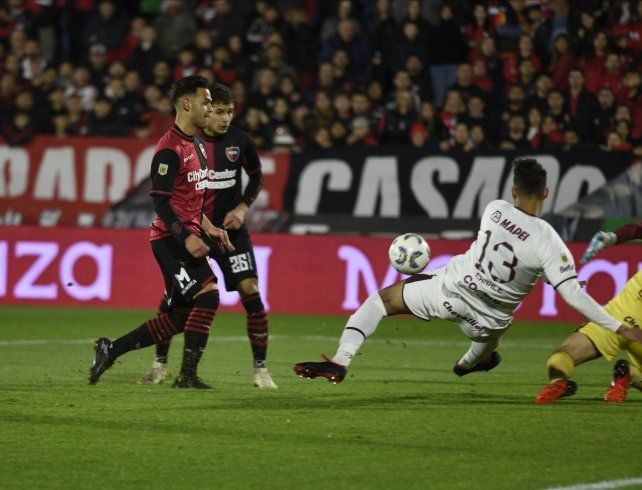 Se viene el gol. Ferreira la pica y Newells se pondrá en ventaja.