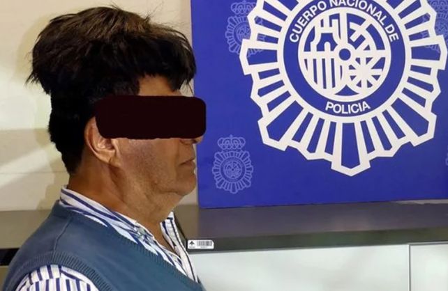Le vieron una cabeza rara: tenía cocaína bajo el peluquín