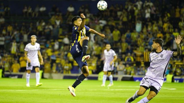 La pelota le queda arriba a Ibarra. Central fue vulnerable y pierde con Barracas Central.