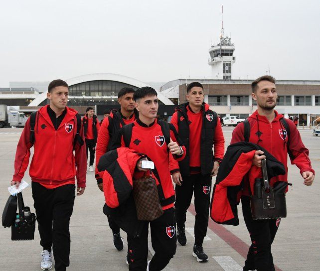 Los jugadores de Newells volaron a Mar del Plata. Fernández Figueira