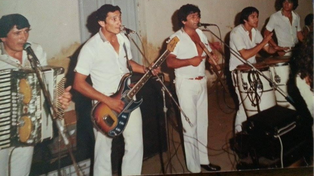 Cacho Deicas, lejos de Los Palmeras, ensayando con Los Tekilas en 1983