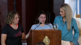 Anet Jazmín Carro, de 18 años, leyó en el Senado un texto de retractación por la acusación hacia su padre. Ahora denunciaron a Losada de llevar a la joven a que leyera, como si fueran dichos propios, un texto ficcional, ajeno a su voluntad acreditada en el juicio.