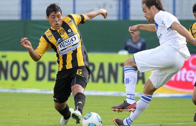 Enjundia. Néstor Moiraghi disputa el balón ante Insúa (Vélez). El zaguero fue solicitado por Diego Osella.&nbsp;