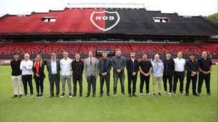 Todos los integrantes de la nueva comisión directiva de Newell’s, el día de la asunción en el césped del Coloso: Agustín Baclini, Pablo Cerra, Valeria March, Javier Rebori, Leonel Larrauri, Juan Costa, Hernán Botta, Ignacio Boero, Juan Manuel Medina, Camilo Cristiá, Román Guajardo, Carlos Altieri, Maximiliano Barrionuevo, Rubén Failá, Santiago Daulon y Damián Ruggiero.&nbsp;