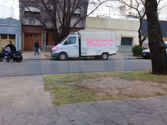 Estacionó muy mal, lo multaron y le pintaron el camioncito