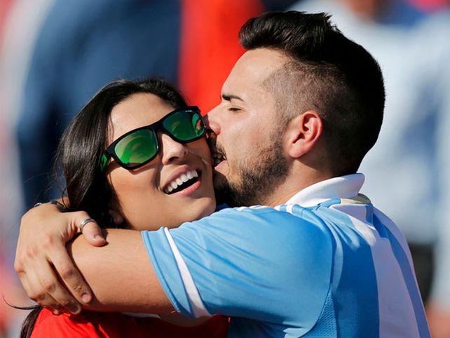 ¡Le rompió la boca! El apasionado beso entre una chilena y un argentino