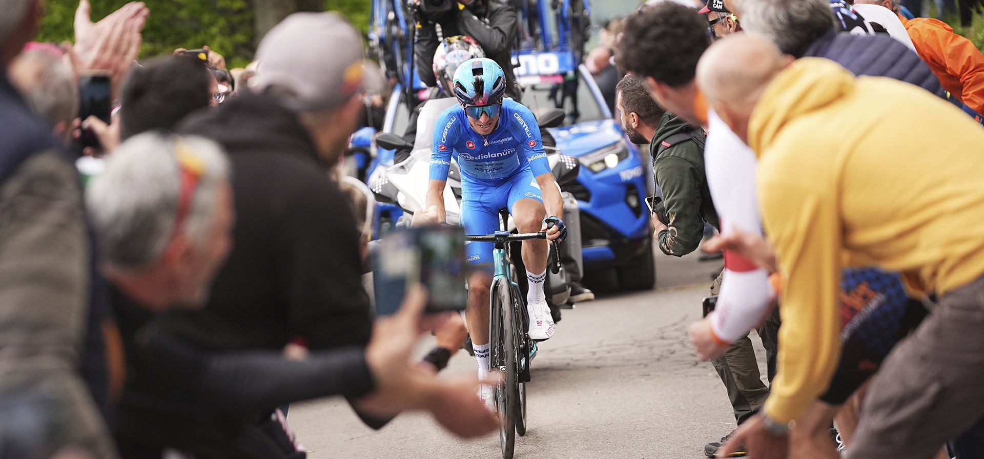 El italiano Lorenzo Fortunato, del equipo Xds Astana, con el maillot azul, lidera la undécima etapa del Giro de Italia, de 186 km entre Viareggio y Castelnovo ne' Monti, Italia, el miércoles 21 de mayo de 2025. (Marco Alpozzi/LaPresse vía AP) El italiano Lorenzo Fortunato, del equipo Xds Astana, con el maillot azul, lidera la undécima etapa del Giro de Italia, de 186 km entre Viareggio y Castelnovo ne' Monti, Italia, el miércoles 21 de mayo de 2025. (Marco Alpozzi/LaPresse vía AP)