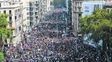 Conflicto social. En una Cataluña paralizada por una huelga, miles de personas llenaron las calles para protestar contra las fuerzas policiales.