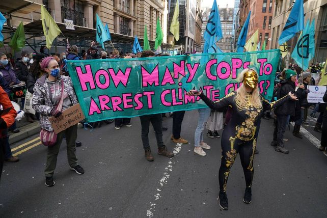 Protesta en las calles de Glasgow contra la banca JP Morgan, que financia proyectos del sector petrolero. 