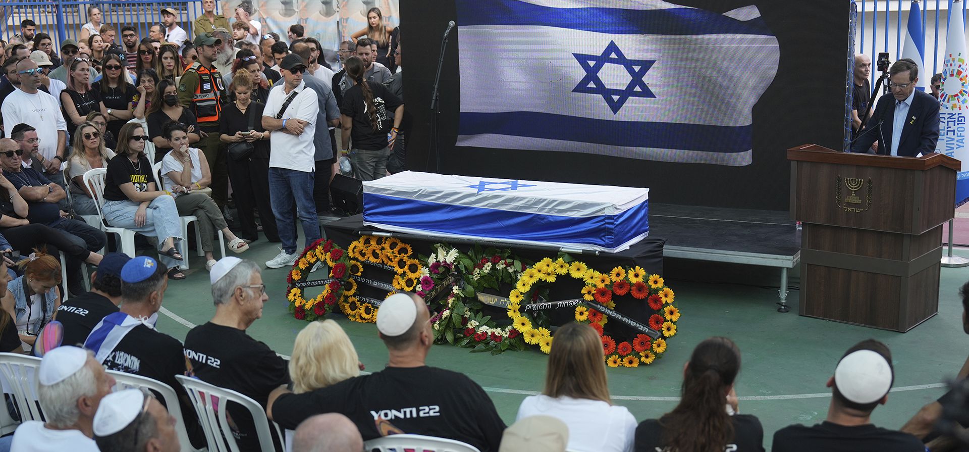 El presidente israelí, Isaac Herzog (arriba a la derecha), habla en el funeral del rehén asesinado Yonatan Samerano, cuyo cuerpo fue recuperado en una operación militar israelí en la Franja de Gaza, en Tel Aviv, Israel, el martes 24 de junio de 2025. (Foto AP/Ariel Schalit) El presidente israelí, Isaac Herzog (arriba a la derecha), habla en el funeral del rehén asesinado Yonatan Samerano, cuyo cuerpo fue recuperado en una operación militar israelí en la Franja de Gaza, en Tel Aviv, Israel, el martes 24 de junio de 2025. (Foto AP/Ariel Schalit)