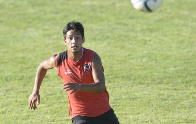 Corre con ventaja. El juvenil delantero Mauricio Tevez será titular ante los rojos aunque el técnico rojinegro aún no lo confirmó. (H.Rio)