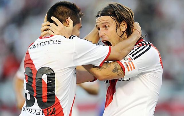 Dupla explosiva. Keko Villalva y Cavenaghi celebran. Fueron los grandes artífices del triunfo millonario sobre Lanús.