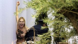 Una activista con el torso desnudo intentó robar el Niño Jesús en el Vaticano