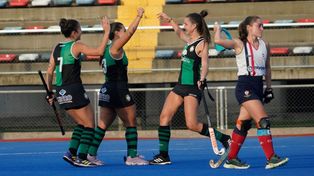 Las dos caras de un mismo partido en una foto. Mientras las chicas de Duendes festejan, la jugadora de Old Resian lo padece.