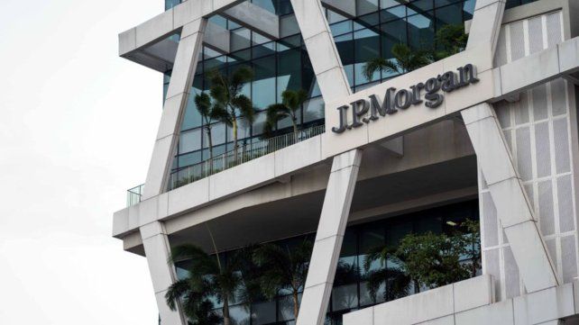 J.P. Morgan recomienda a los inversores mantener liquidez y limitar la exposición a activos en pesos
