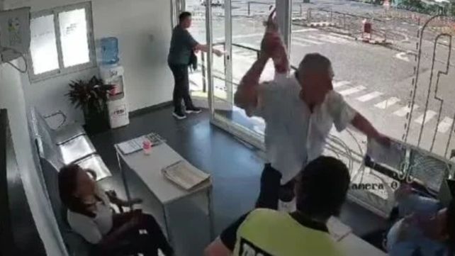 El periodista usó un matafuegos para amenazar a los agentes de tránsito.