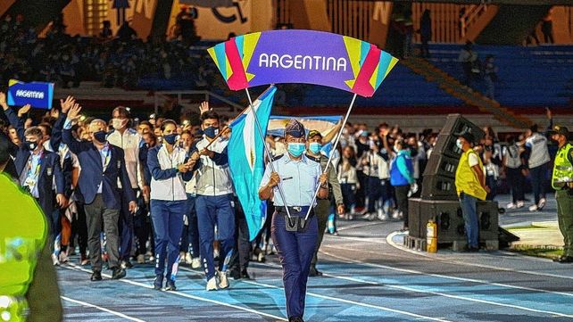 Luciana Cardozo (Vela) y Julián Gutiérrez (Tiro) fueron los abanderados de la delegación nacional en la ceremonia de apertura del Panamericano Juniors.
