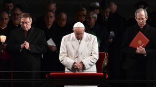 El papa Francisco apuntó contra el terrorismo en el Vía Crucis en el Coliseo de Roma