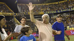 Pedro Marchetta ovacionado por los hinchas de Central en el Gigante.