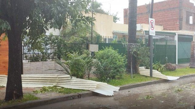 La tormenta de agua y ráfagas de viento se desató en la madrugada de este martes en Concepción del Uruguay causando voladuras de techos y caída de árboles.Foto: 03442&nbsp;