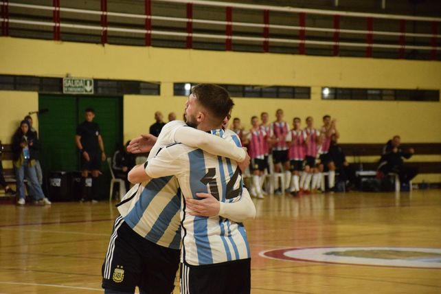 Abrazo albiceleste. La selección argentina estuvo en Rosario y derrotó a Paraguay.&nbsp;