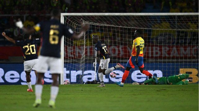Golazo maradoneano de Enner Valencia para la victoria de Ecuador sobre Colombia.