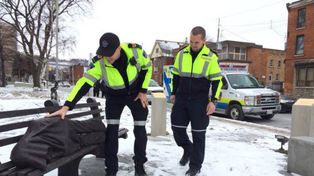 Acuden al rescate de un indigente durante la nevada y descubren que era estatua