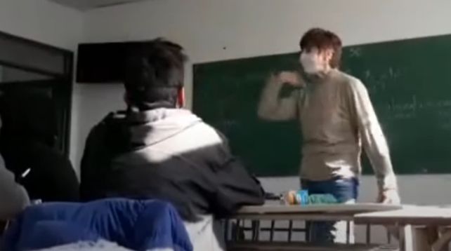 Discusión. La profesora discute con ímpetu con un alumno y otro la filma sin su consentimiento.&nbsp;
