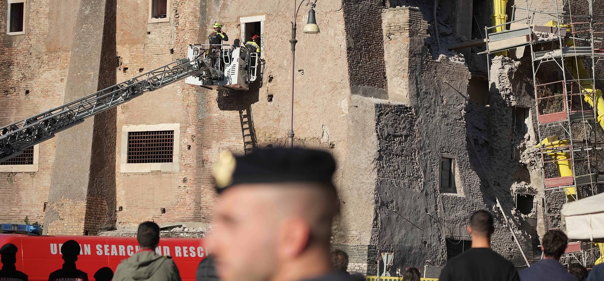 Bomberos trabajan en la torre medieval Torre dei Conti, cerca del Foro Romano, tras su derrumbe parcial durante obras de renovación, a pocos metros del Coliseo en Roma, el lunes 3 de noviembre de 2025. (Foto AP/Andrew Medichini) Bomberos trabajan en la torre medieval Torre dei Conti, cerca del Foro Romano, tras su derrumbe parcial durante obras de renovación, a pocos metros del Coliseo en Roma, el lunes 3 de noviembre de 2025. (Foto AP/Andrew Medichini)