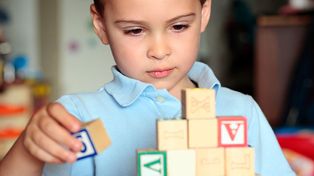 Denuncian demoras en la autorización de terapias en personas con autismo