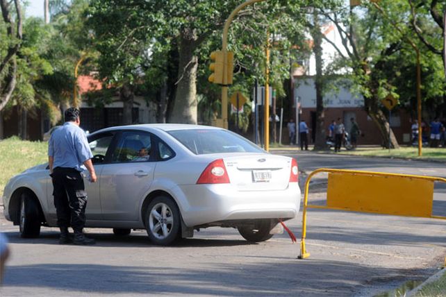 Instructores de manejo avalan el examen práctico en las calles