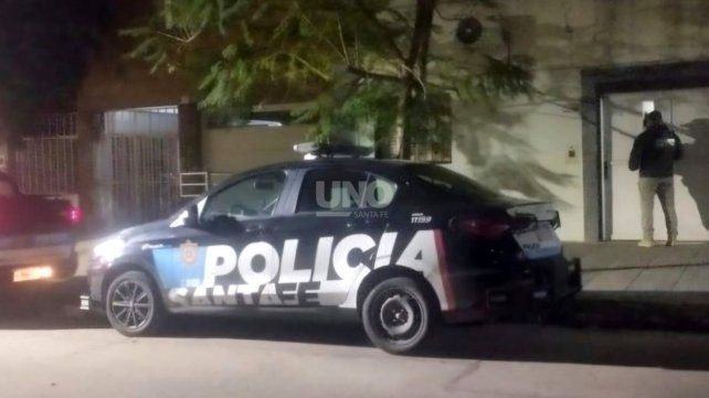 Un negociador de la policía intervino para que un hombre entregara a su beba de 15 días a la madre.