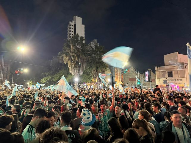 Santa Fe volvió a desatar una fiesta tras el histórico triunfo ante Inglaterra: miles de hinchas coparon las calles de la ciudad