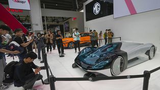 Asistentes a la exposición toman fotografías de un concept car MG durante la inauguración del Salón del Automóvil de China en Beijing, China, el jueves 25 de abril de 2024. (Foto AP/Tatan Syuflana)