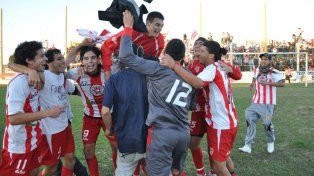 Alexis Ekkert, Martín Galli, Joaquín Cabral, Leonardo Acosta, Gustavo Vergara (de espaldas), Juan Manuel Lazaneo y Cristian Murgado. Todo fue felicidad en Atlético Paraná.
