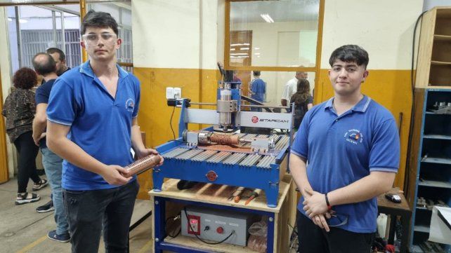 Fernando Tello y Martín Van de Castellet junto al laberinto de madera.