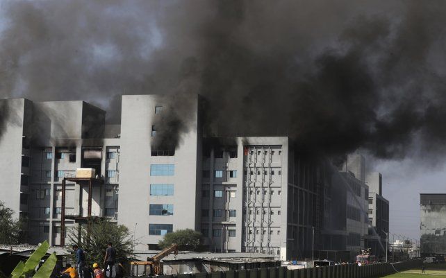 Los bomberos intentan apagar un incendio en el Serum Institute de India, el mayor fabricante de vacunas del mundo que fabrica la vacuna AstraZeneca / Oxford University para el coronavirus, en Pune, India.