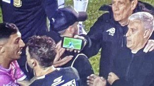 Insólito: cobró un penal y lo anuló tras ver la imagen por celular