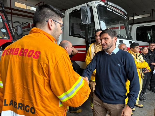 Emergencia hídrica. Pullaro en Reconquista junto a los bomberos zapadores