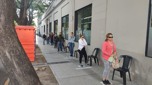 Tras el desborde de ayer, sigue el pago de jubilaciones en los bancos pero con más orden y menos gente