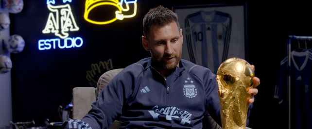 Leo Messi revive el triunfo junto a sus compañeros y el cuerpo ténico.
