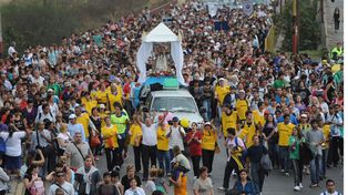 A pesar del mal tiempo, miles de personas inciaron la peregrinación a la virgen de San Nicolás