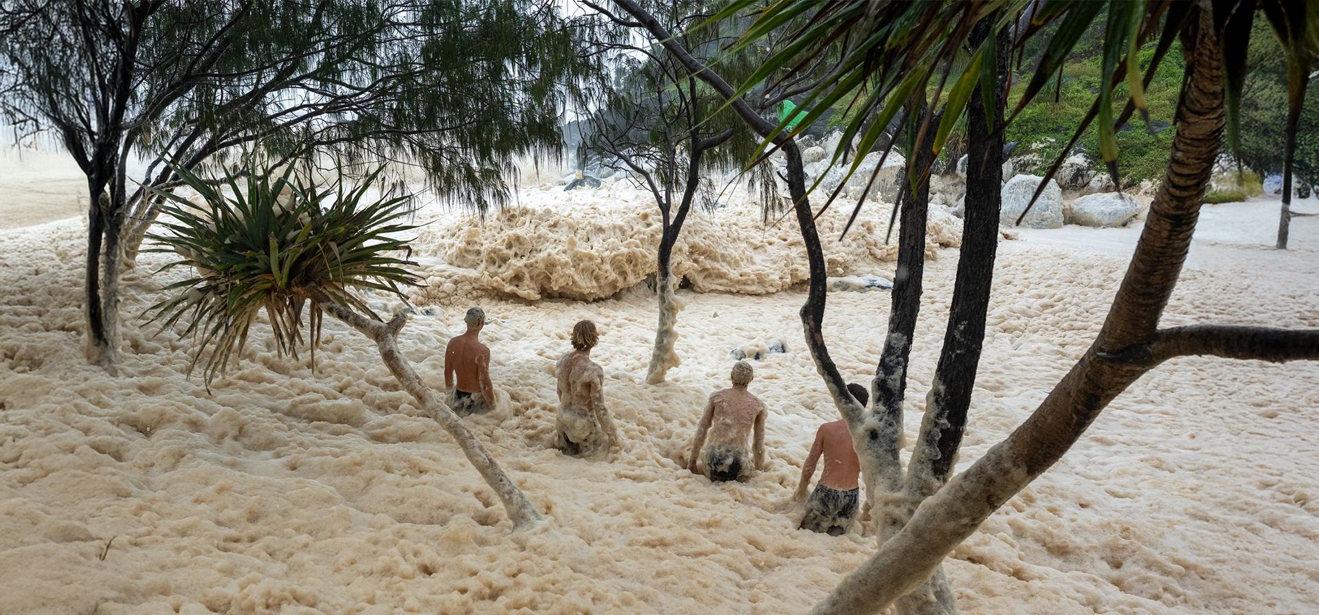 Un grupo de niños camina hacia la espuma del mar causada por las olas que rompen, Cabezas de Tweed, Australia. Fotografía: Asanka Ratnayake/Getty Images Un grupo de niños camina hacia la espuma del mar causada por las olas que rompen, Cabezas de Tweed, Australia. Fotografía: Asanka Ratnayake/Getty Images