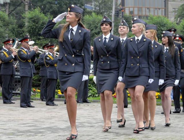 Los diminutos uniformes de las policías rusas generaron revuelo y prohibiciones