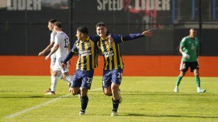 Martínez Dupuy celebra la apertura del tanteador a favor de Central con Lautaro Giacconne.