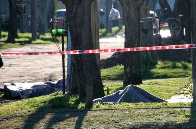 Demencial. Los cuerpos de un hijo y un vecino