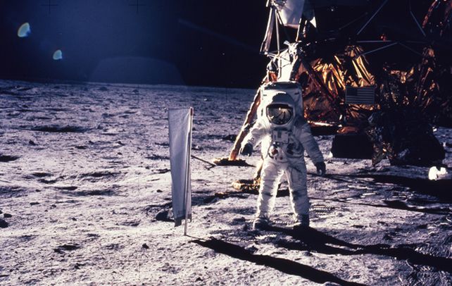 El astronauta Edwin Aldrin caminando por la superficie lunar