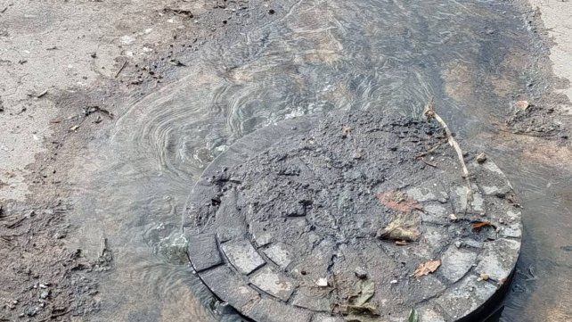 La comuna de Colonia Avellaneda trabaja para solucionar una obstrucción en una cañería cercana a la planta de elevación de líquidos cloacales.&nbsp;