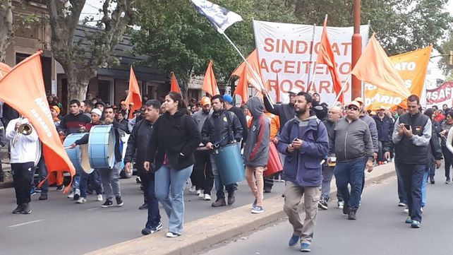 Aceiteros marcharon en Villa Gobernador Gálvez contra los despidos en Cargill